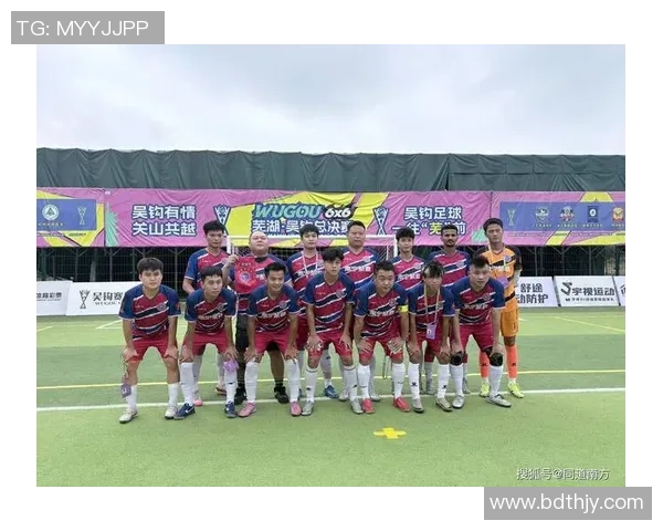 围绕足球明星展开的赛场荣耀与传奇人生全景纪实深度探索篇章